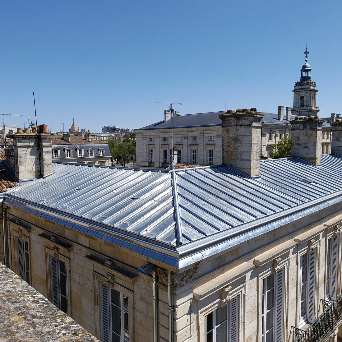 Toiture en zinc refaite sur un immeuble en pierre à Bordeaux
