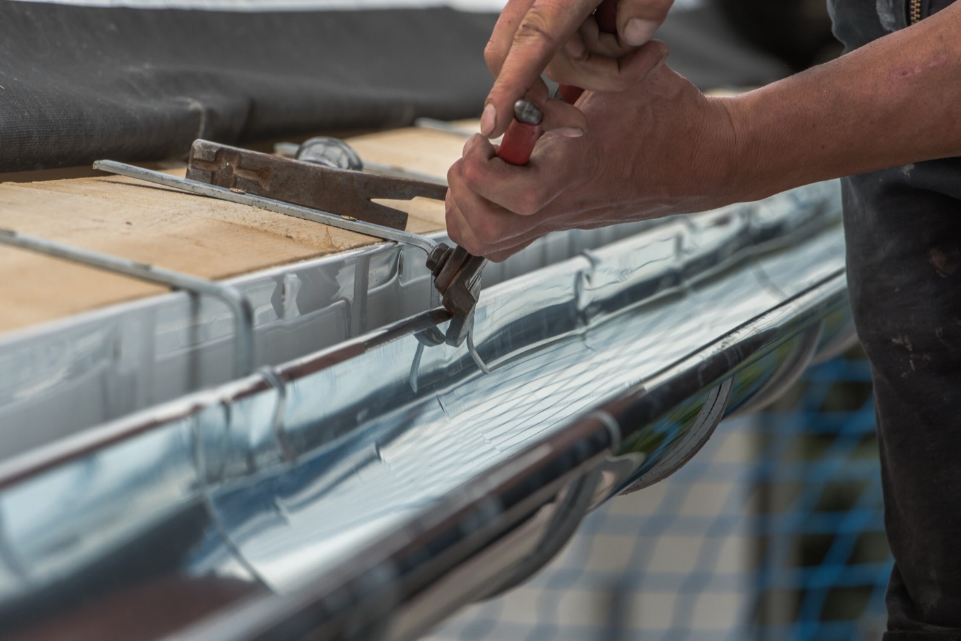 Travaux de zinguerie : pose d'une gouttière en zinc en Gironde